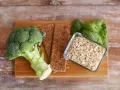 Brokuł, płatki owsiane, szpinak i chrupki. Idealne składniki na zdrową dietę bez węglowodanów i cukru.