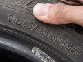 Dito si vede il pneumatico cinturato, con la misura 185/55R15. Capire il pneumatico cinturato significato è fondamentale per la sicurezza.