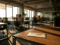 Puste biuro z kartonami na biurkach i kopertą z napisem "Wypowiedzenie". Czy to zapowiedź zwolnienia grupowego od ilu osób?