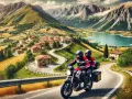 Coppia in moto esplora pittoreschi borghi italiani, serpeggiando tra montagne maestose e un lago cristallino.