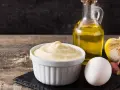 Cremige Aioli-Zutaten: Ei, Knoblauch, Olivenöl. Perfekt für die Schwangerschaft, wenn man auf rohe Eier verzichtet.