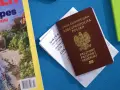 Polski paszport i bilet lotniczy, gotowe na podróż do Kanady. Wiza nie jest potrzebna dla obywateli UE.