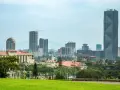 Etiopia miasto: nowoczesne wieżowce i tradycyjne budynki w otoczeniu zieleni.