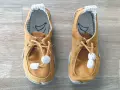 Braune Lauflernschuhe mit Schnürung und Gummizug. Ideal für die ersten Schritte, ab wann sie gebraucht werden, hängt vom Kind ab.