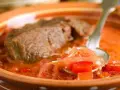 Un saporito spezzatino di manzo in un brodo rosso con verdure. Perfetto per le tue sorra di manzo ricette.