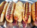 Pięć pysznych hot dogów z frytkownicy powietrznej, z bekonem, serem i sosami. Idealne na szybki posiłek.