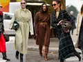 Estilos de moda callejera: vestidos largos, botines y bolsos. Se ve que **que largo de vestido se lleva** esta temporada.