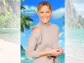 Lächelnde Frau vor tropischer Kulisse mit Vaiana-Logo.