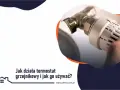 Dłoń reguluje termostat grzejnikowy, pokazując, jak działa termostat w grzejniku i jak go używać.