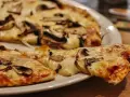 Pizza 42 cm: Ile kalorii? Sprawdź, co podbija Twój wynik!