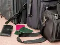 Walizki, torba podróżna i paszporty. Czy trzeba oddać stary paszport? Zależy od przepisów kraju.