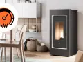 Stufa a pellet moderna con indicatore kW. La scelta del miglior legno per pellet garantisce efficienza e calore.