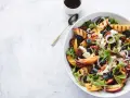 Salat mit Nektarinen, Blaubeeren, Feta und Pekannüssen. Gegrillte Nektarinenstücke und knackige Blätter bilden die Basis für diesen köstlichen Salat.