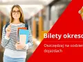 Młoda kobieta z zeszytami i ołówkiem, gotowa na podróż. Bilety okresowe na pociąg to oszczędność do 50% na codziennych dojazdach.