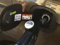 Dozbrań do baku diesla. Pistolet paliwowy wlewa paliwo do samochodu, pokazując, jak zatankować auto.