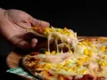 Sekret ciągnącej pizzy: jaki ser wybrać? Poradnik eksperta.