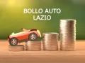 Macchinina rossa su pile di monete, con testo "BOLLO AUTO LAZIO". Il costo del bollo auto nel Lazio è rappresentato da queste monete.