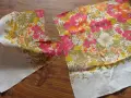 Kwiatowy materiał, gotowy na kimono wykrój. Różowe, żółte i pomarańczowe kwiaty na lnianym tle.