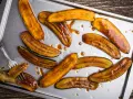 Banane mature caramellate su teglia, perfette per ricette veloci e golose.