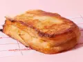 Torrijas al horno doradas y jugosas, con un glaseado brillante que invita a probarlas.