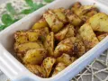 Patatas al microondas, doradas y crujientes, con hierbas aromáticas. Un aperitivo rápido y delicioso.