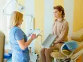 Lekarka omawia z pacjentką wyniki cytologii, która wykazała plamienie.