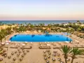 Basen hotelowy na Djerbie, idealny na wakacje. Dobre djerba castille opinie potwierdzają urok tego miejsca.