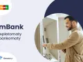 mBank: mężczyzna korzysta z bankomatu, wpłaty i wypłaty pieniędzy są proste.