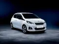 Biały Peugeot 108 GT Line stoi na ciemnym tle.