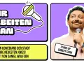 Ein lachender Berliner Comedian hält ein Mikrofon. Daneben steht "Wir arbeiten dran" und "Stand-Up Comedy Show".