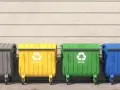 Segregacja śmieci w bloku to obowiązek. Kara za niesegregowanie śmieci może być dotkliwa. Oto kosze na plastik i szkło.