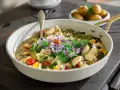 En härlig gryta med grönsaker, ägg och örter, perfekt för ett Ernst recept. Serveras med kokt potatis.