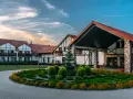 Elegancki hotel Mikołajki Spa z charakterystyczną architekturą i zadbanym ogrodem zaprasza na wypoczynek.