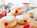 Frisch gebackene Krapfen im Airfryer, mit Puderzucker bestäubt und leckerer Marmelade gefüllt.