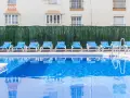 Błękitne morze przy hotelu Gran Cervantes, puste leżaki czekają na gości.