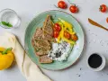 Talerz z twarogiem, pieczywem, pomidorkami i papryką. Idealne na śniadanie z serii dieta wysokobiałkowa przepisy.