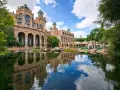 Majestatyczny hotel w Sun City, RPA, z basenem i palmami.