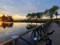 Zachód słońca nad jeziorem, drewniana promenada augustów zaprasza na spacer.