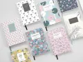 Variedad de tipos de cuadernos con diseños florales, de flamencos y abstractos.