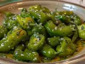Pimientos verdes fritos con ajo y perejil, listos para disfrutar. Una delicia fácil de preparar.