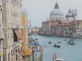 Canali di Venezia, con barche e palazzi storici. Un assaggio di cosa vedere a Venezia in un giorno, tra cupole imponenti e acque azzurre.