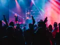 Eine Menge feiert zu A&R Music bei einem Konzert mit Lasershow.