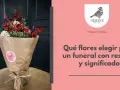 Un ramo de flores de la muerte, con rosas rojas secas y follaje verde, envuelto en papel marrón.