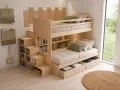 Soluzione salvaspazio per arredare cameretta 6 mq: letto a castello in legno con scalini contenitore e libreria integrata.