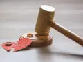 Marteau de juge, cœurs brisés et alliances. Ma femme demande le divorce, quels sont mes droits ?