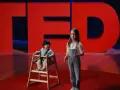Dziewczynka i chłopiec na scenie TED. Pokazują, co powinien umieć 7 latek, choć jedno z nich jest jeszcze maluszkiem.