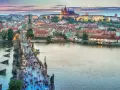 Tłum ludzi na moście Karola w Pradze. Czy do Pragi trzeba mieć paszport? Nie, jeśli jesteś obywatelem UE.