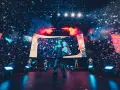 Wokalistka na scenie podczas festiwalu ekipy 2026, w otoczeniu baniek mydlanych i efektów świetlnych.