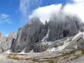 Rifugio Mulaz da Passo Valles, un'oasi di pietra tra le vette dolomitiche avvolte dalle nuvole.