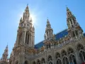 Das Wiener Rathaus im Sonnenschein. Hier kann man viel in Wien machen, z.B. das Rathaus besichtigen.